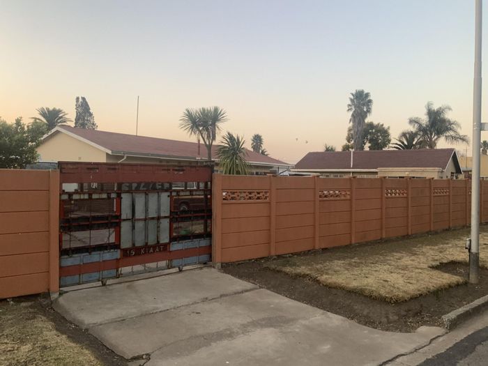 Dal Fouche House For Sale: 3 Bedrooms, Living Room, Kitchen, Garage. Call Now!