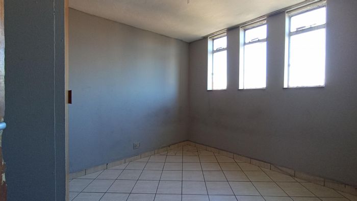 Sunnyside Apartment For Sale: 3 Bed, 1 Bath, Kitchen, Lounge, Carport Available.