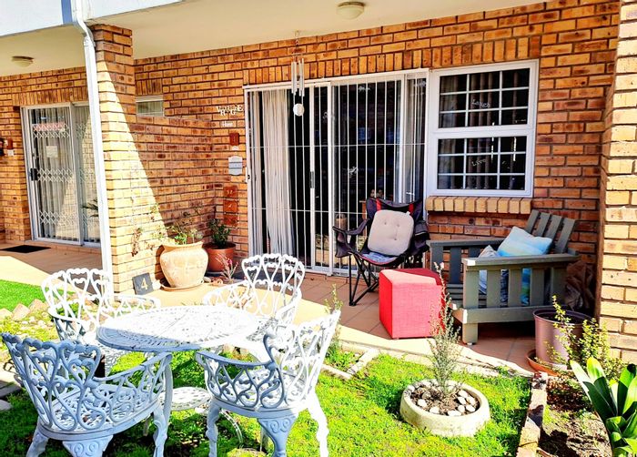 For Sale: 1 Bedroom Apartment in Bo Dorp with garden, carport, and secure complex.