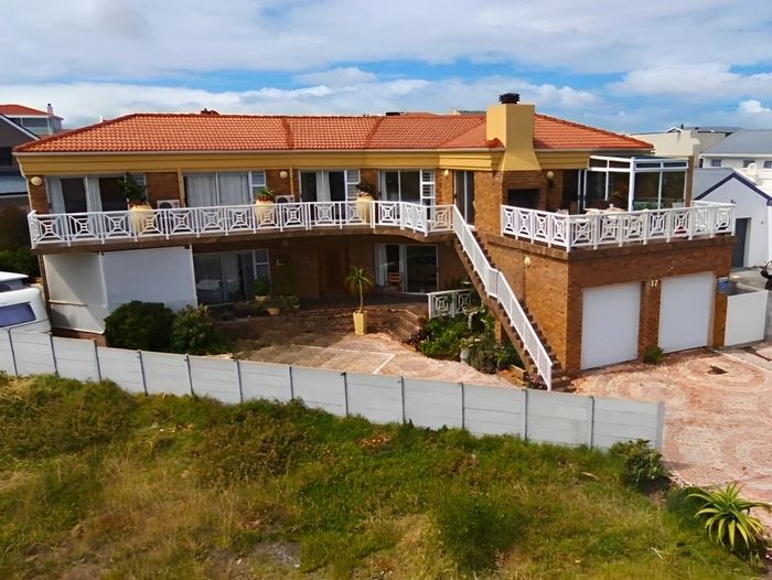 For Sale: House in Perlemoenbaai, 5 bedrooms, guest house potential, ocean views.