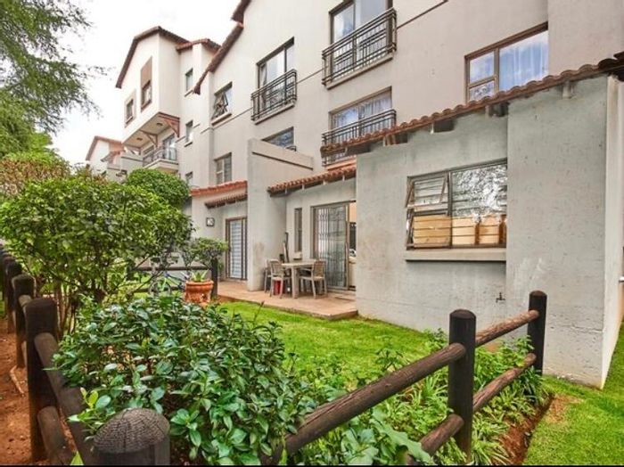 Sunninghill Apartment For Sale: 2 beds, pool, clubhouse, garden patio, parking.