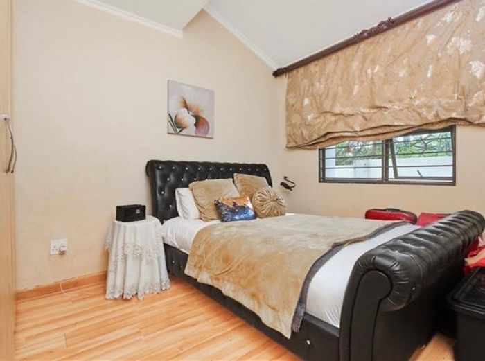 Sunninghill Apartment For Sale: 2 beds, patio, garden, parking spaces available.