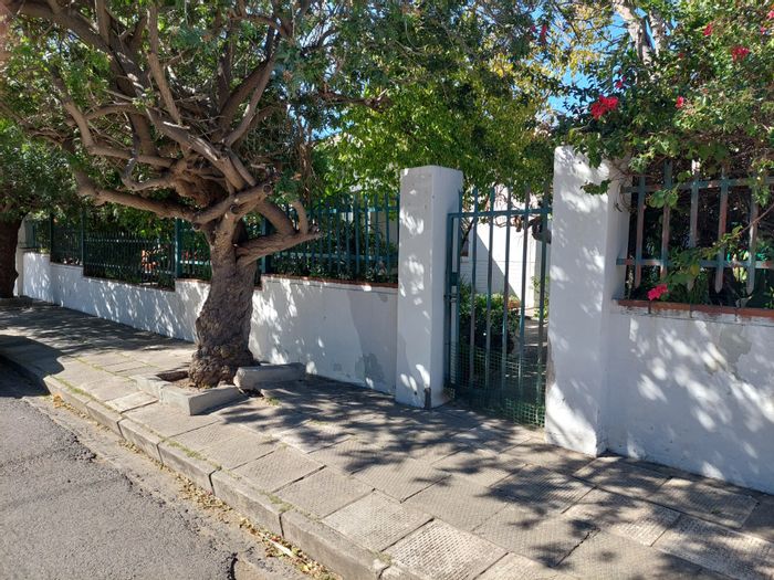 For Sale: House in Graaff-Reinet Central with 5 income-generating flatlets and garden.