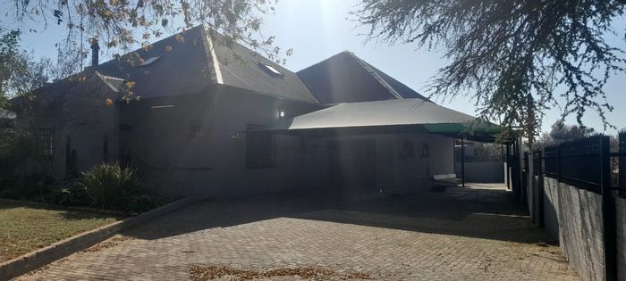 Spacious 6-bedroom house with pool, braai area, and ample parking in Kuruman Central.