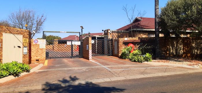 Die Hoewes Townhouse For Sale: 3 beds, pool, secure parking, close to schools.