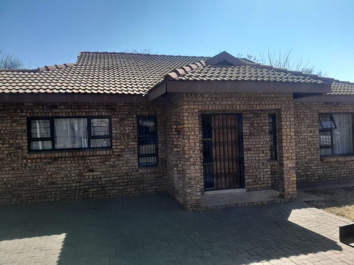 House for Sale in Kuruman Central: 3 bedrooms, garage, borehole, air conditioning.