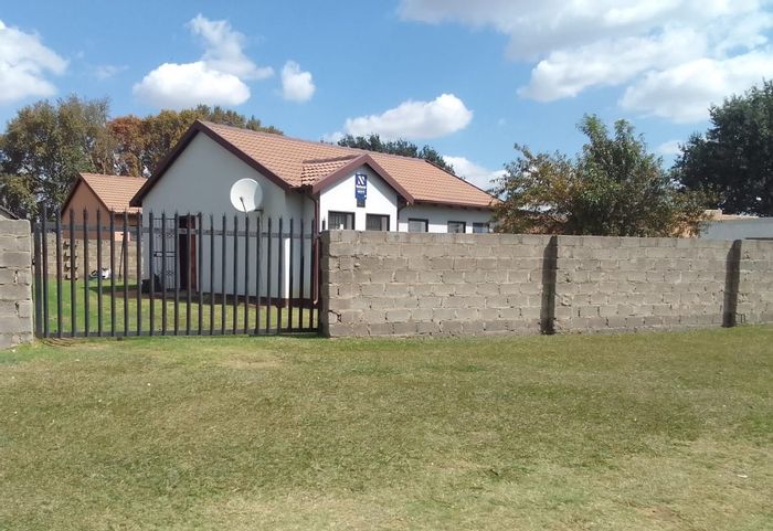 Clewer House For Sale: 3 Bedrooms, large yard, easy main road access.