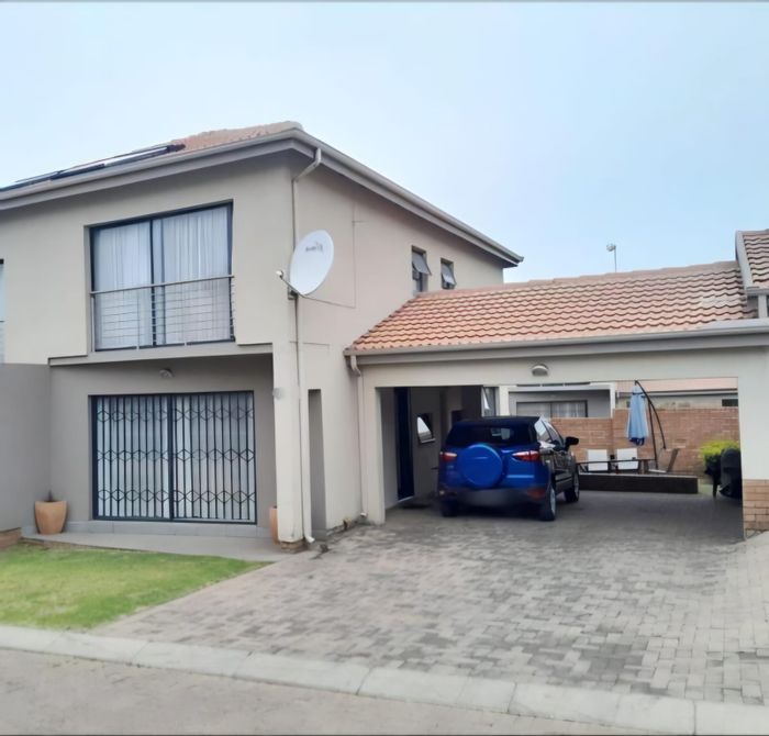 Jackaroo Park Townhouse For Sale: 3 Bedrooms, 3 Bathrooms, Garage, Spacious Living.