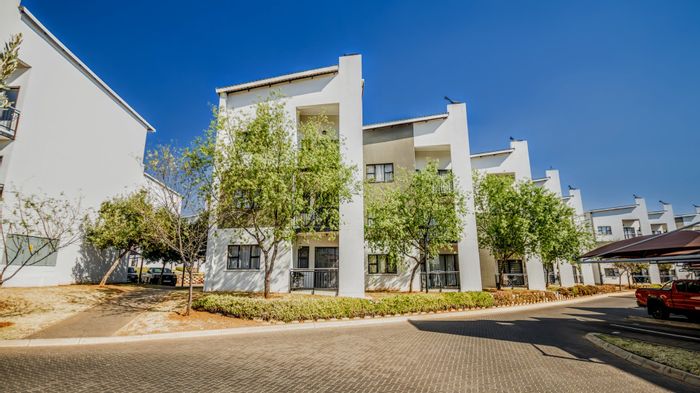 Elarduspark Apartment For Sale: 24-hour security, patio with braai, ample parking.