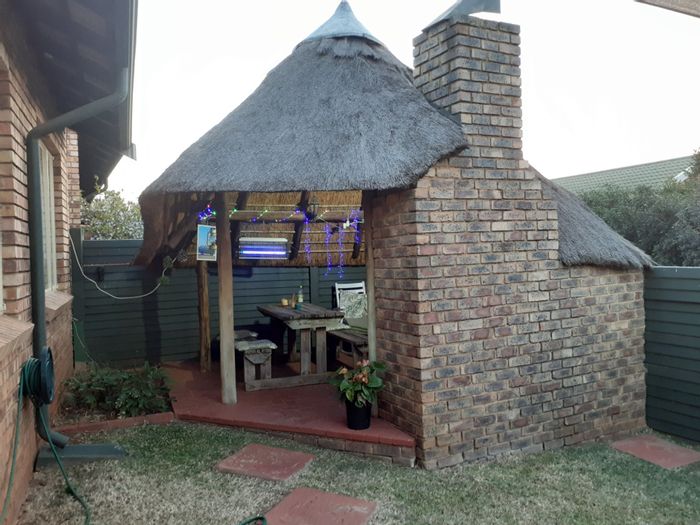 Rooihuiskraal North Townhouse For Sale: 2-bed, pool, clubhouse, tennis courts.