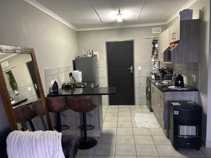 Heuweloord Apartment For Sale: 2 Bed, 1 Bath, Lounge, Kitchen, Carport Available.