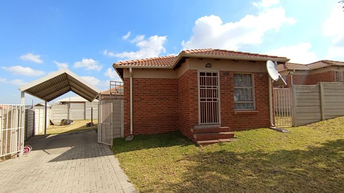 For Sale: House in Olievenhoutbosch with 2 beds, 1 bath, carport.