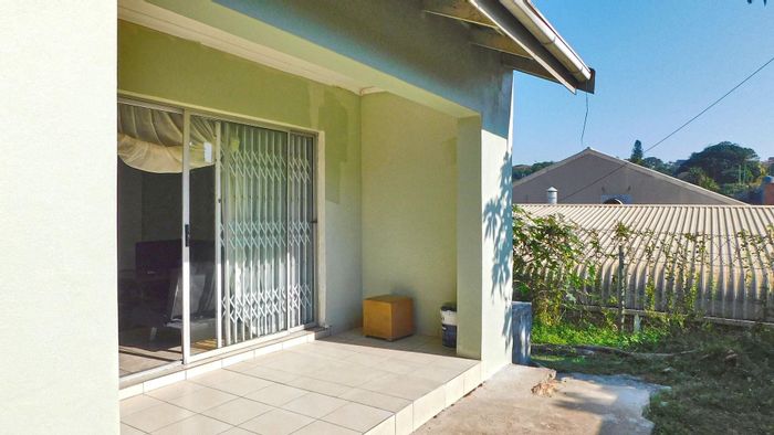 Uvongo Townhouse For Sale: 2 Bedrooms, Garage, Car Port, Close to Amenities.