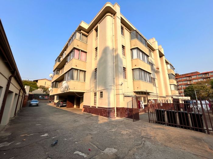 For Sale: Apartment in Arcadia, close to transport, schools, and hospitals.