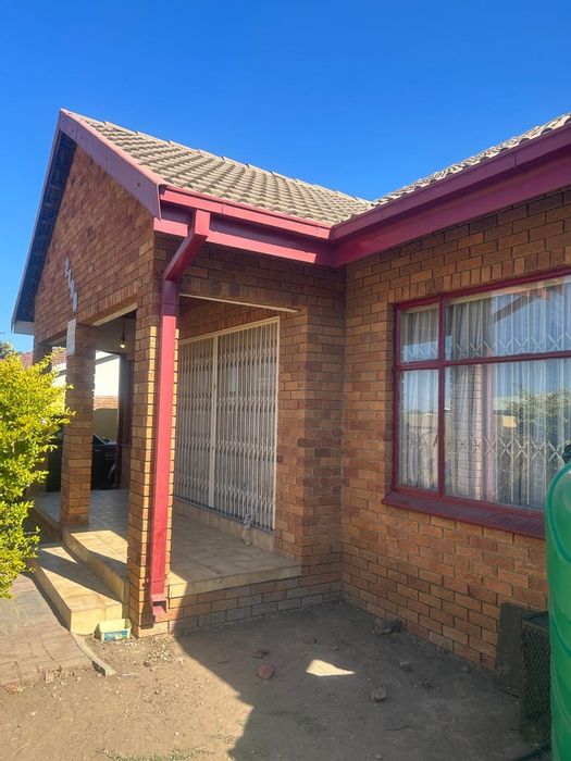 Seshego House For Sale: 3 Bedrooms, study, double garage, near schools and amenities.