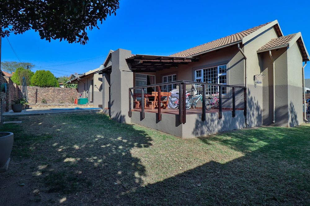 For Sale Townhouse in The Reeds with 3 beds, heated pool, and secure