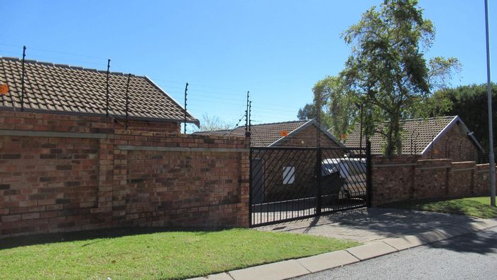 Wilgeheuwel Townhouse For Sale: 2 Bedrooms, 2 Bathrooms, 2 Garages, Call Now!