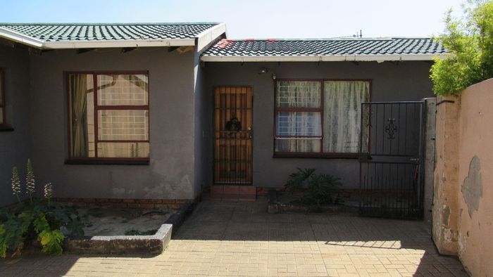 Elandspark House For Sale: 3 Bedrooms, 2 Bathrooms, 2 Living Rooms, Parking.