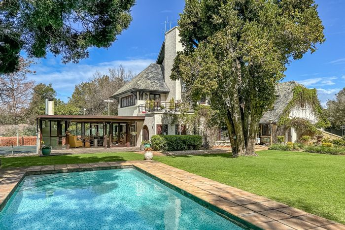 Walmer House For Sale: Five bedrooms, pool, tennis court, gym, and braai area.