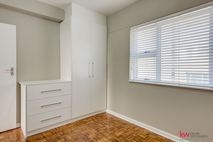 Humewood Apartment For Sale: 3 Bedrooms, beach access, secure parking, investment potential.