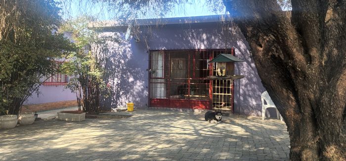 Vaal Marina Central House For Sale: 3 bedrooms, granny flat, garden, and parking.