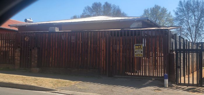 House for Sale in Vaal Marina Central: 4 bedrooms, cottage, garage, ample storage.