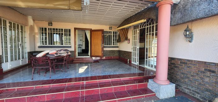 House for Sale in Vaal Marina Central: 3 bedrooms, bar, jacuzzi, landscaped garden.