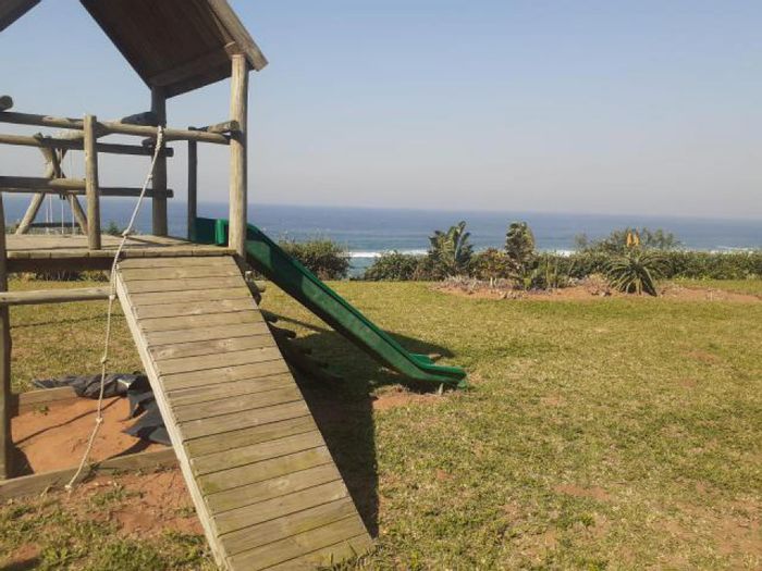 For Sale: Apartment in Amanzimtoti Central with 1 bed, 1 bath, lounge, kitchen.