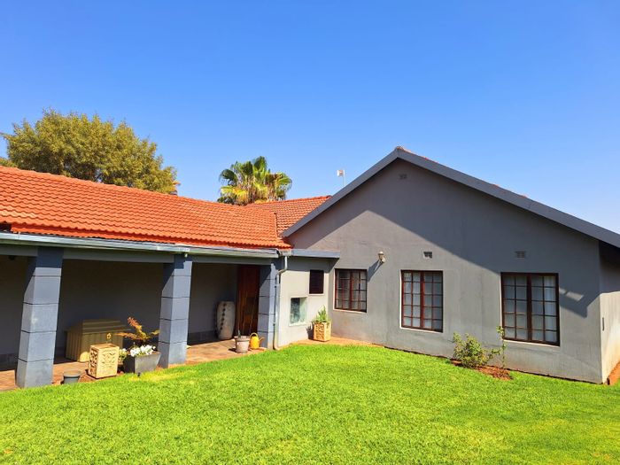 For Sale: House in Impala Park with pool, bar, and ample parking.