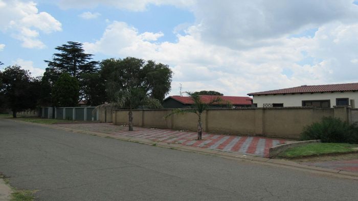 Vanderbijlpark Ce 4 House For Sale: 3 Bedrooms, Flatlet, Call for Viewing.