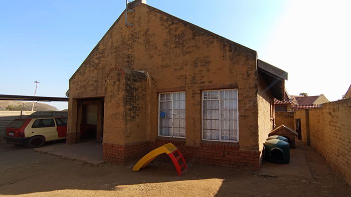 For Sale: 2-bedroom house in Witbank Ext 8 with garage and carport.