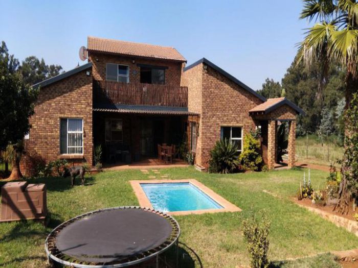 For Sale: House in Rietkolk Agricultural Holding with 4 beds, pool, flatlet.