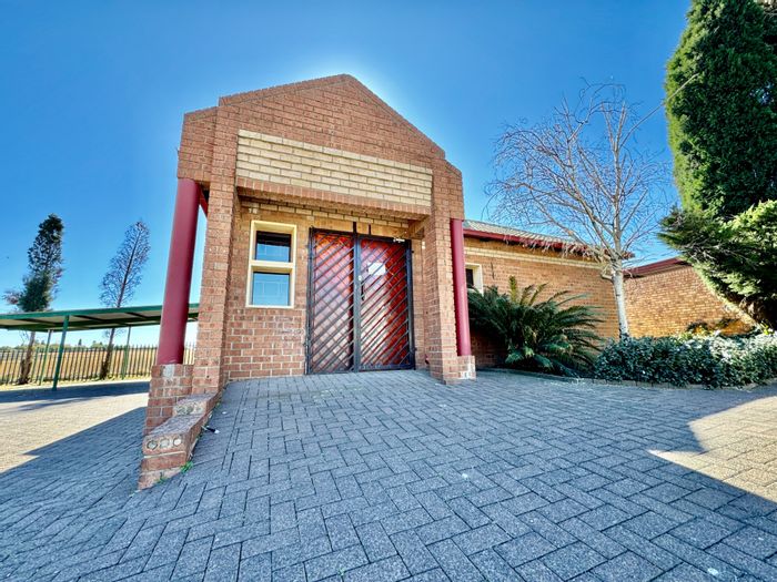 For Sale: Secunda Central Office with parking, secure access, adaptable spaces.