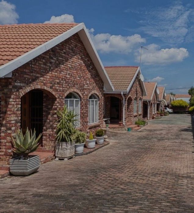 For Sale: Townhouse in Parys Central with 2 beds, water tank, and secure parking.