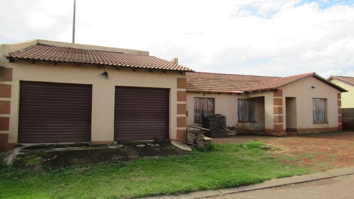 For Sale: 3-bedroom house in Vosloorus with 2 garages and living rooms.