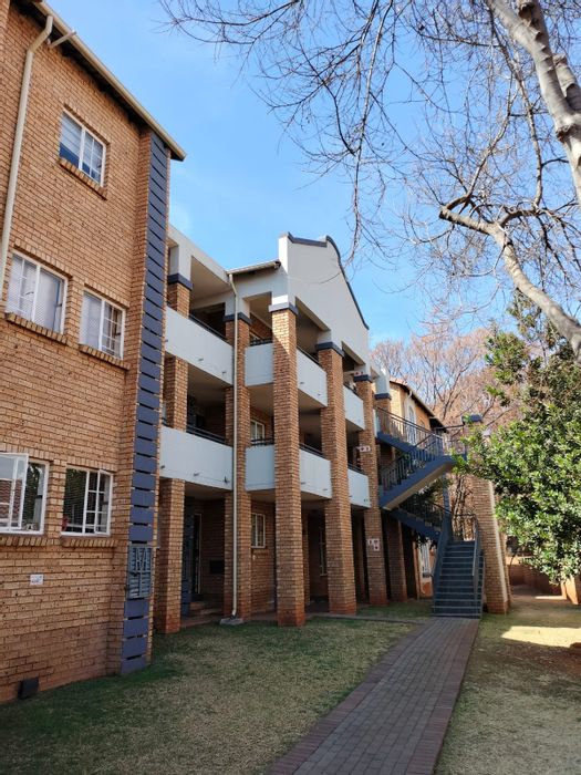 Die Hoewes Apartment To Rent: 2 bedrooms, balcony, garage, 24-hour security.