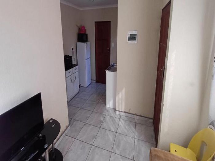 For Sale: House in Soshanguve East with 3 Bedrooms, Living Room, Kitchen.