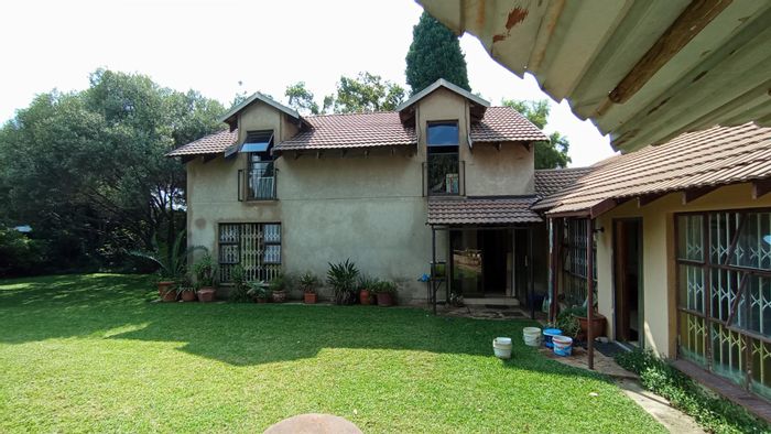 For Sale: Spacious Bloubosrand House with 5 Bedrooms, 3 Bathrooms, and Garage.