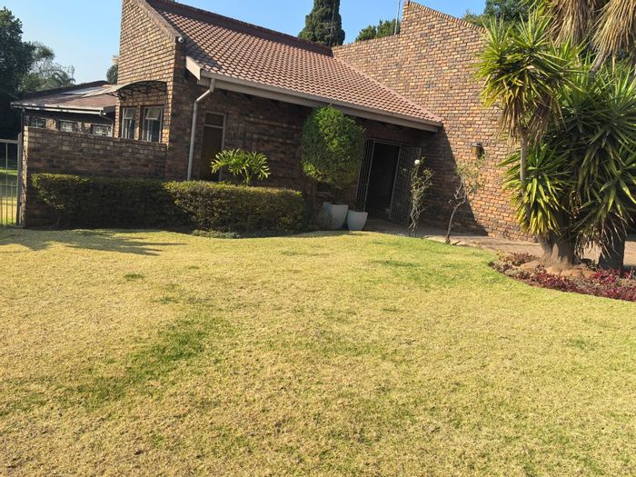 Zwartkop House For Sale: 4 beds, flat, pool, lapa, secure parking.