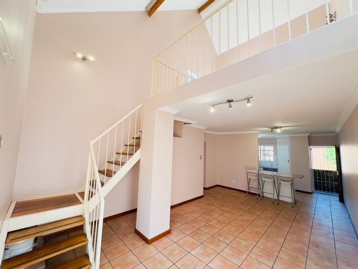 Lyttelton Townhouse To Rent: 2 beds, 2 baths, balcony, pet-friendly, fibre-ready.