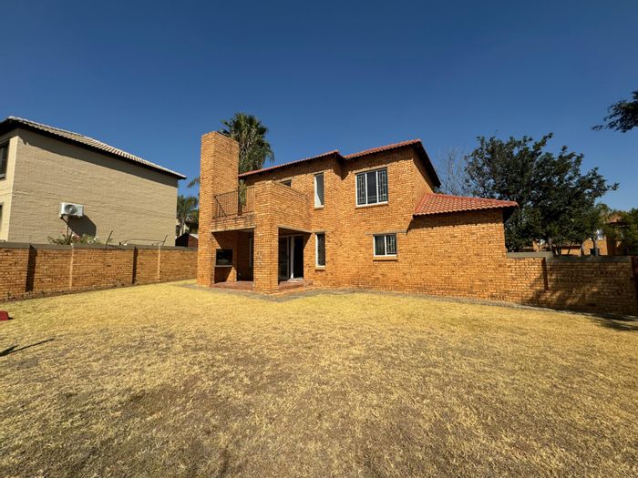 Kyalami Hills Townhouse To Rent: 3 Bedrooms, Garden, Garage, and Laundry Room.