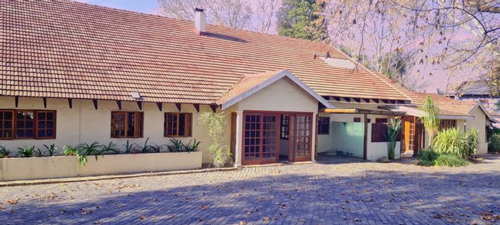 Lonehill House For Sale: Three bedrooms, pool, guesthouse potential, ample parking.