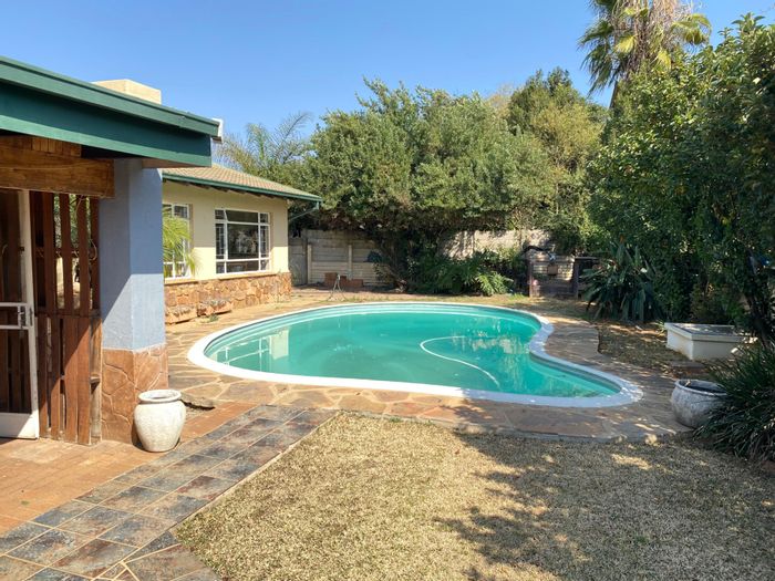 Kilner Park House For Sale: 3 Bedrooms, Pool, Bachelors Flat, Double Garage.