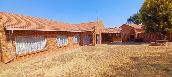 For Sale: Clubview House with 3 beds, double garage, braai area, and study.