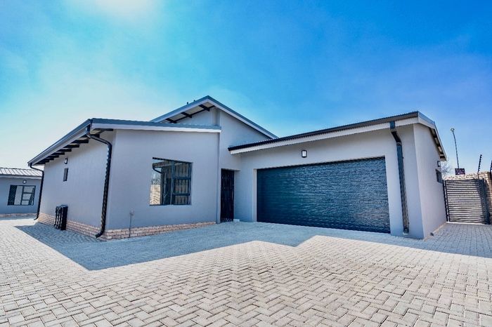 For Sale: House in Secunda Central with double garage, security features, and solar geyser.