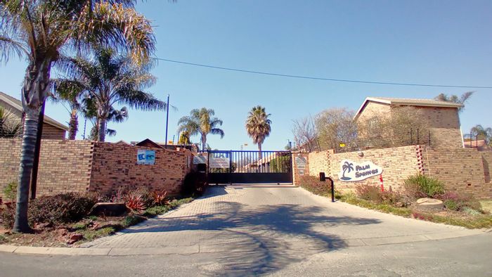 Wilgeheuwel Townhouse For Sale: 3 beds, inverter, loft, wrap-around garden, near amenities.