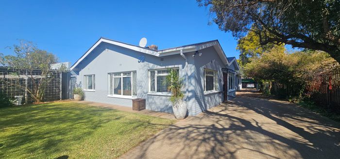 For Sale: House in Hadison Park with 4 bedrooms, pool, and dual entrances.