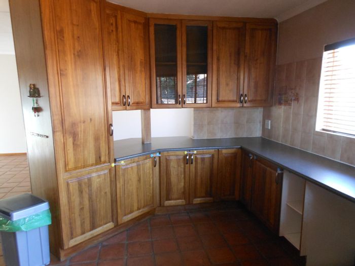 Eldoraigne Townhouse For Sale: 3 bedrooms, double garage, solar panels, close to schools.