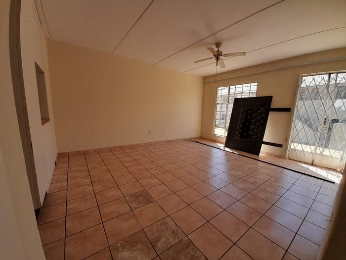 Lyndhurst Apartment To Rent: 3 beds, pool, lapa, utilities included, near schools.