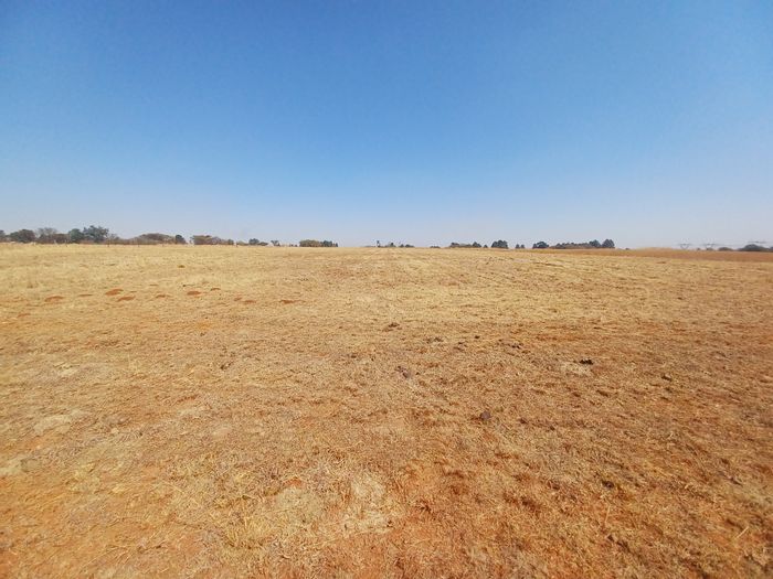 Bashewa AH Small Holding For Sale: Equipped borehole, prime location near Garsfontein Road.